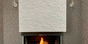 Отделка фасада камина из каменной 3D панели RKS SLATE Кварцит White Quartz Classic фото готового камина (12)