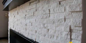 Отделка фасада камина из каменной 3D панели RKS SLATE Кварцит White Quartz Classic фото готового камина (16)