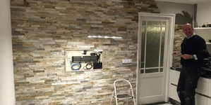 Отделка стены камнем в кухне и столовой 3D панели RKS SLATE Сланец Beige Slate Classic фото результата (1)
