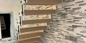 Стена лестницы из камня 3D панели RKS SLATE Мрамор Cloudy Grey фото посмотреть, заказать с доставкой камень (4)