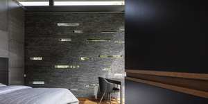 Объемный длинный камень в интерьере фото 3D панели RKS SLATE Сланец Black Waterfall Rockface (3)