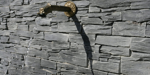 Черный натуральный камень в интерьере фото идеи 3D панели RKS SLATE Сланец Black Slate Country (7)