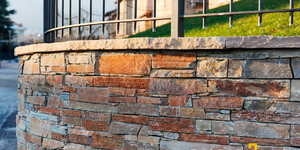 Каменный цоколь и подпорные стены фото проекта 3D панели RKS SLATE  Кварцит Biege Quartz Country заказать облицовочный камень онлайн (2)