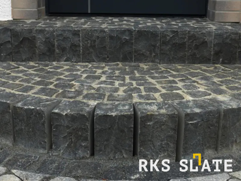 Ступени из брусчатки и палисада из известняка Belgian Black от RKS SLATE