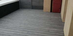 Террасная доска ДПК Bamberg Square Natural English Barnwood открытый балкон с настилом из дпк (3)