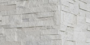 Фасад дома из натурального белого камня заказать 3D панели RKS SLATE Кварцит White Quartz Modern с доставкой (3)