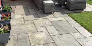 Дорожки у дома из натуральной каменной плитки из песчаника RKS SLATE Belgian Grey фото готовых объектов (13)