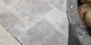 Комбинация плитки разного размера на тротуаре фото. Плитка из травертина Silver French Pattern заказать с доставкой (3)