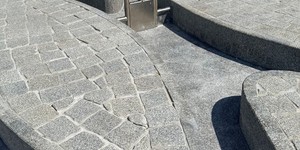 Плитка и брусчатка Камбулатовская в сочетании с Брусчаткой из Песчаника Belgian Grey от RKS SLATE фото Фонтана в Белгороде (6)