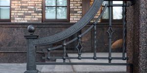 Фото объекта. Цоколь и крыльцо в отделке Гранитной плиткой Дымовская. Купить с доставкой (5)