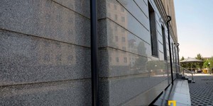 Фасад и цоколь из серой Гранитной плитки Grey Pearl от RKS SLATE купить с доставкой (4)