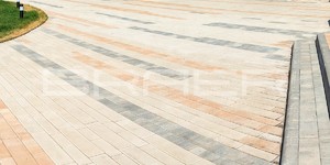 Тротуарная плитка БРАЕР Домино плато, песочный и туман - фото мощения площадей и больших территорий (2)